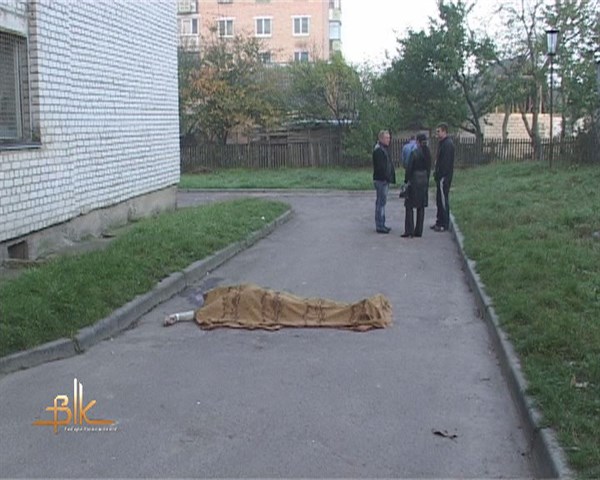 В одном из жилмассивов Горловки мужчина разбился насмерть в результате падения с 6 этажа 