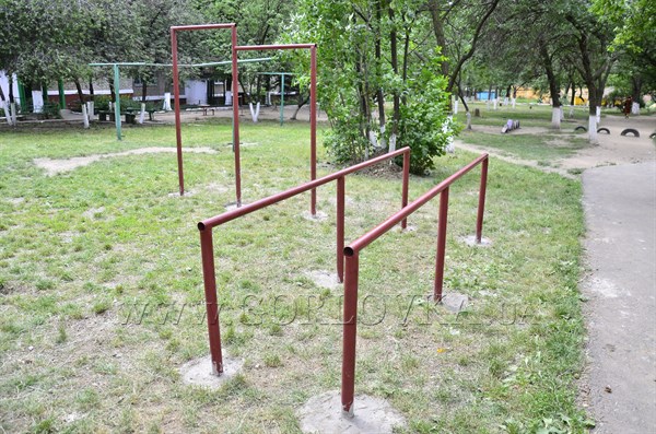 Во дворе дома, где проживает мать мэра Горловки, установили спортивное оборудование для ребенка-инвалида детства 