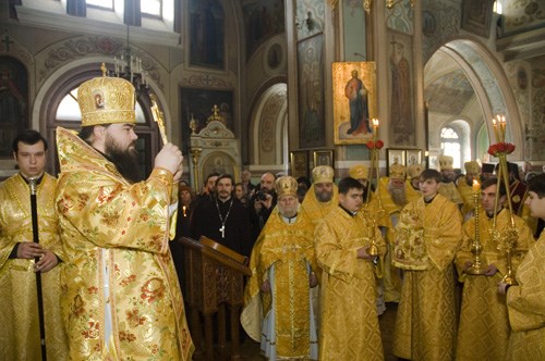 Архиепископ Горловский и Славянский Митрофан опроверг слухи о том, что он скрылся из города после смены власти в Киеве 