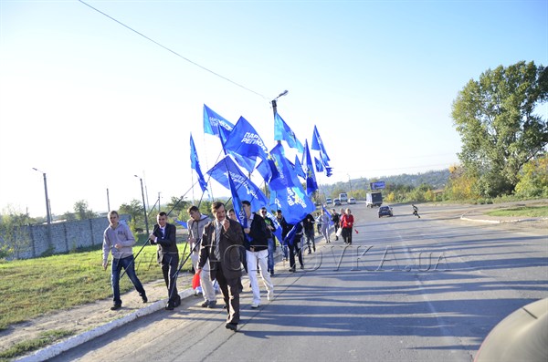 Голубая «Мечта»: во время открытия школы в Горловке старшеклассники держали флаги Партии регионов
