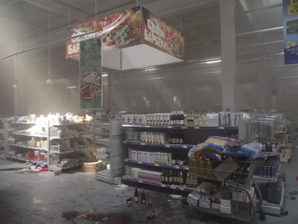 Гипермаркет "Метро" в Донецке разграблен: активисты "ДНР" весь день выносили из магазина товары (ФОТО)