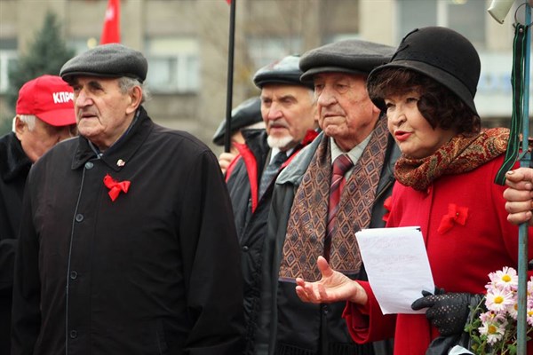 И юный октябрь впереди: в Горловке 84 человека митингом отметили 100-летие октябрьской революции 