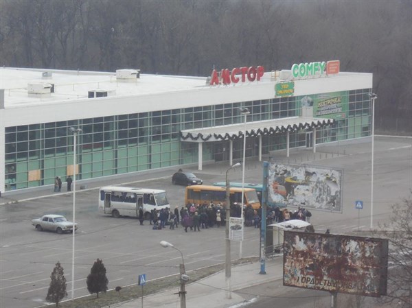 В Горловке площадка «Амстора» превратилась в автовокзал: каждое утро оттуда уезжают автобусы на Артемовск (ФОТОФАКТ)