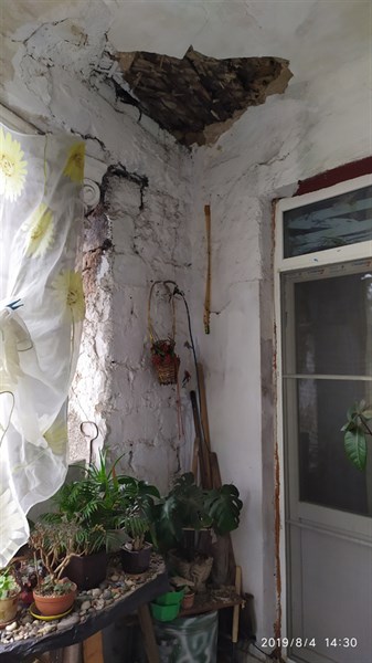 В Горловке устроили флэшмоб и показали, как рушатся стены, потолки в квартирах и подъездах