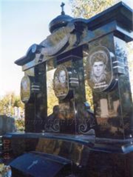 Памятник из гранита сохранит память и близком человеке на долгие годы 