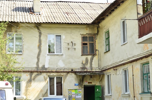 Экспертиза аварийных домов: жильцы двухэтажки по улице Герцена, 12, боятся, что крыша упадет на голову  