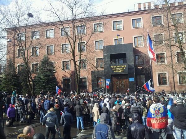 Воскресный Донецк: областную прокуратуру штурмуют люди с флагами России и скандируют "Донбасс", «Беркут» и «Губарев» (онлайн-трансляция)