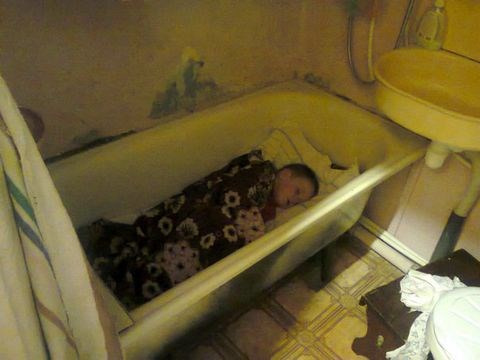Украденное детство: дети Горловки полгода засыпают под звуки бомбежки в подготовленных родителями укрытиях (ФОТОРЕПОРТАЖ)
