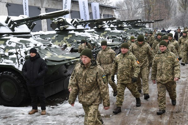 Будет ли война: на Донбассе по обе стороны конфликта ожидают полномасштабных боев и химатак