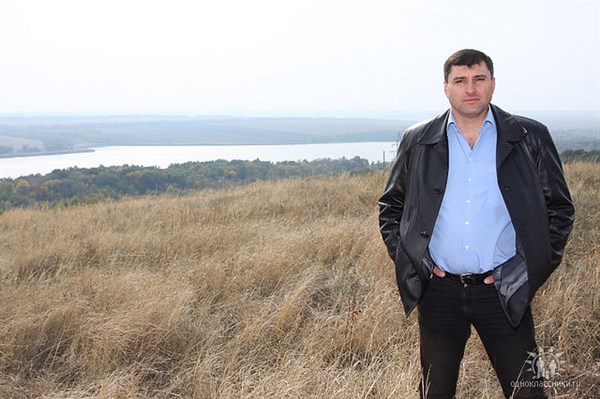 Кто управляет Новолуганкой: как во власть вернулся голова, долгое время скрывавшийся в аннексированном  Крыму? 