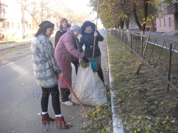 С метлой, в оранжевом жилете: в Горловке нашли замену дворникам - бюджетники в выходной выходят на улицу, чтобы убирать листву и мусор. ФОТО и ВИДЕОРЕПОРТАЖ 