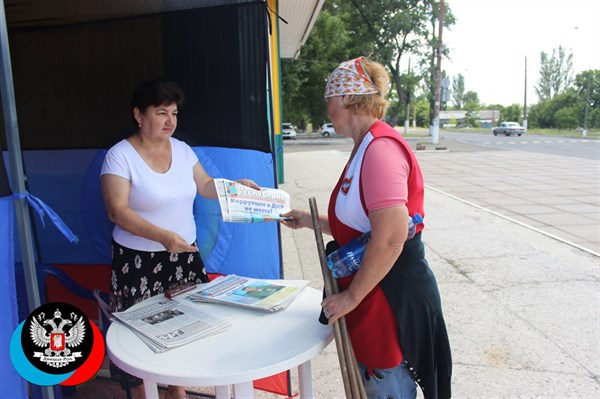 В Горловке снова снимают "социальную напряженность", раздавая газеты с портретом боевика Захарченко