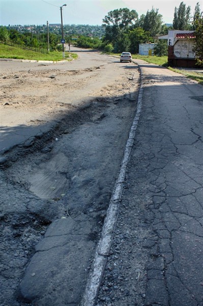 Разбитые дороги 88 квартала: в Горловке на проезжей части аттракционы по бездорожью (ФОТО)