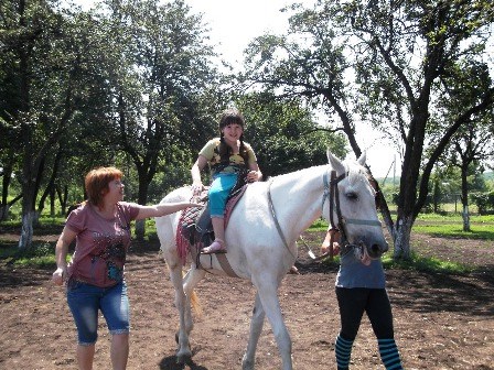 Дети-инвалиды покатались на лошадях на Горловском ипподроме (ФОТО)