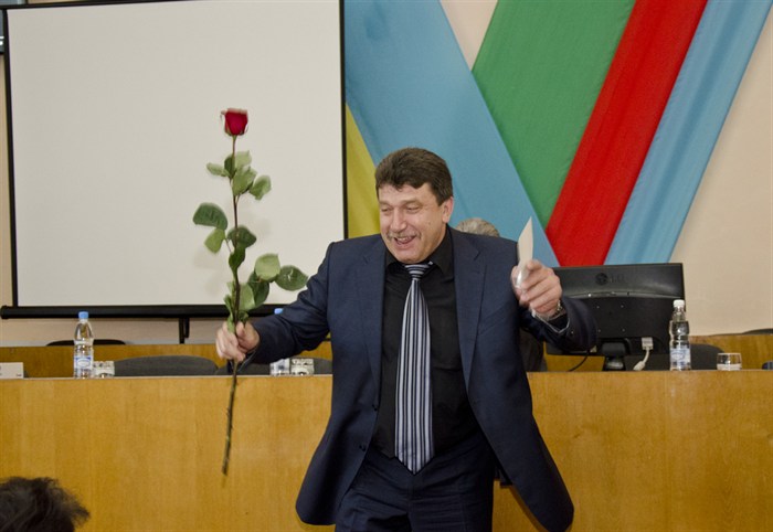 Пустился в пляс: депутат Евгений Деркачев искренне рад своему награждению