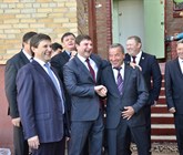 Веселая компания: губернатора Донецкой области Андрея Шишацкого рассмешила шутка Анатолия Гончарова