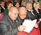 Одна повестка на двоих: депутаты Игорь Толкачев и Анатолий Тульский за чтением повестки дня сессии горсовета