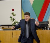 Пустился в пляс: депутат Евгений Деркачев искренне рад своему награждению