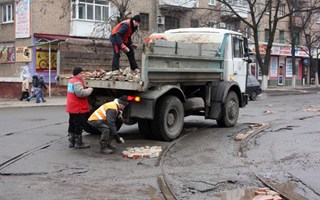 «Ноу-хау» в ремонте дорог. Ямы на трассах Горловки залатали кирпичами и строительным мусором (видеосюжет на телеканале "Донбасс") 